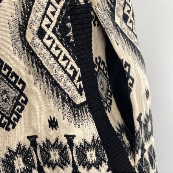 Urban Outfitters Kimchi Blue Poncho Cape Jacket Black Cream Pockets Size Small - Picture 5 of 10